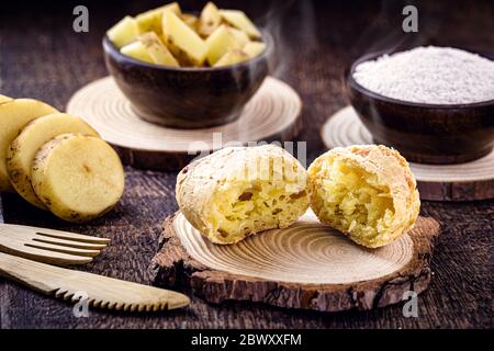 Pain au fromage vegan, variante de fromage de Minas Gerais, sans produits animaux. Pain fait maison avec taïpoca et pommes de terre. Banque D'Images