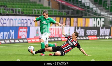 Brême, Allemagne. Le 3 juin 2020. Firo fin BARTELS (Werder Bremen), action, duels contre Dominik KOHR (Eintracht Frankfurt) Werder Bremen - Eintracht Frankfurt Sven Simon/Elmar Kremser/POOL/firo. | utilisation dans le monde crédit : dpa/Alay Live News Banque D'Images