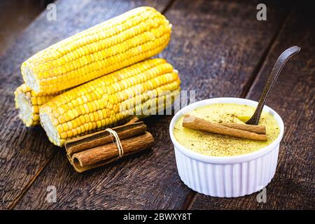 Crème de maïs ou porridge maison, connue au Brésil sous le nom de Curau, jimbelê ou hominy. Banque D'Images