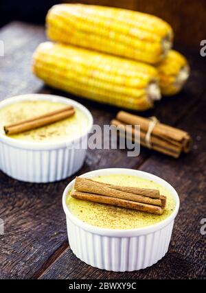 CURAU, jimbelê ou hominy est une spécialité typique de la cuisine brésilienne. Crème de maïs pâteuse, lait, sucre et cannelle en poudre ou en coquille. C'est un typ Banque D'Images