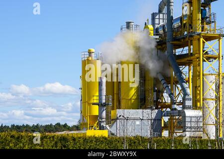 usine de préparation de mélanges de ciment en fonctionnement sur fond bleu ciel Banque D'Images