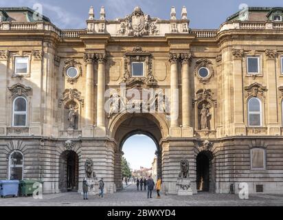 Budapest, Hongrie - 9 février 2020 : les touristes se promo vers le sud du Lion Yard Banque D'Images