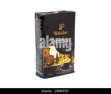 CHISINAU, MOLDOVA - juin 3, 2020: Boîte espresso Tchibo et cuillère avec grains de café isolés sur fond blanc. Avec masque Banque D'Images