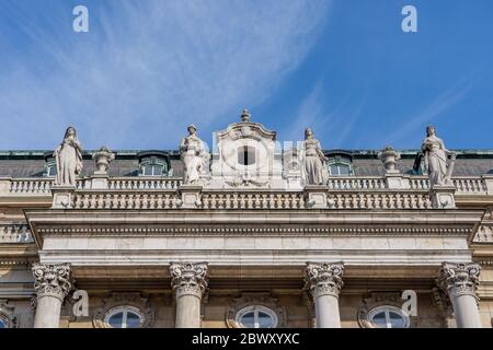 Budapest, Hongrie - 9 février 2020 : statue de la force, de la foi, de l'agriculture de vérité sur la façade du palais de Buda Banque D'Images