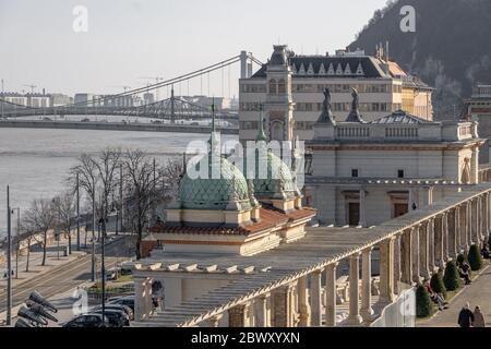 Budapest, Hongrie - 9 février 2020 : bazar du jardin du château néo-Renaissance au bord du Danube Banque D'Images