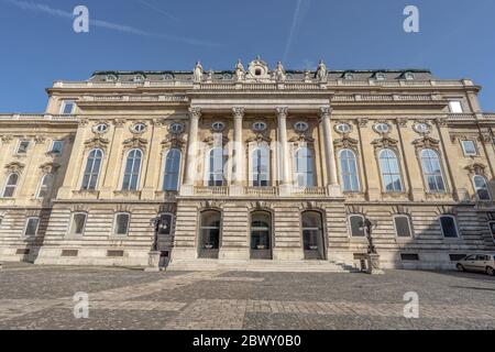 Budapest, Hongrie - 9 février 2020 : façade du palais Buda donnant sur la cour Hunyadi Banque D'Images