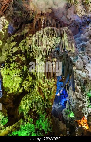Formations de stalactites et de stalagmites dans une grotte calcaire de la baie de Halong, au Vietnam Banque D'Images