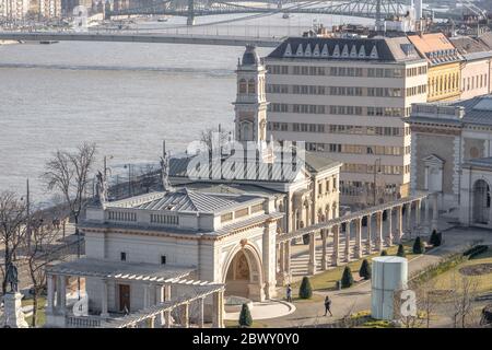 Budapest, Hongrie - 9 février 2020 : jardin du château néo-Renaissance, belvédère au bord du Danube Banque D'Images