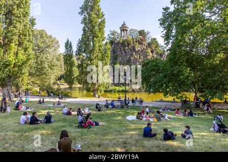 Paris, France - 2 juin 2020 : les Parisiens ont autorisé le retour dans les parcs publics après la fin du confinement dû au Covid-19 Banque D'Images