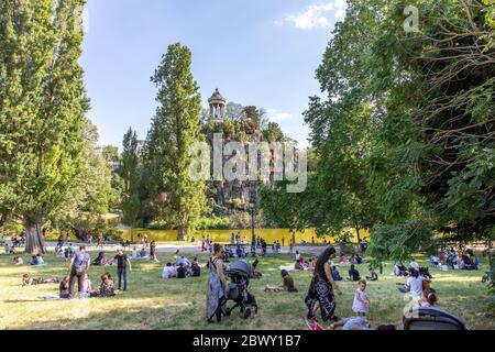 Paris, France - 2 juin 2020 : les Parisiens ont autorisé le retour dans les parcs publics après la fin du confinement dû au Covid-19 Banque D'Images