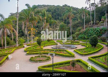 Le jardin formel du Santuario de Nossa Senhora Mae dos Homens, un séminaire et une école convertis en Pousada (hôtel) à Caraca, Minas Gerais in Banque D'Images