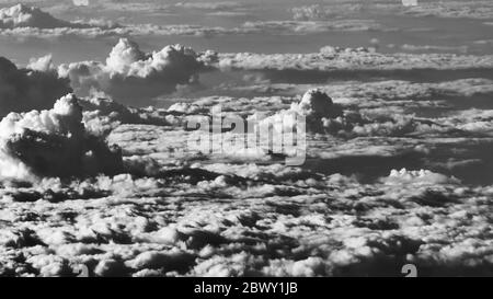 Cumulus noir et blanc sur ciel clair Banque D'Images