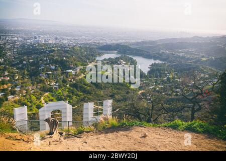 Los Angeles, Californie/États-Unis - le 8 avril 2018 célèbre attraction touristique un célèbre panneau hollywoodien surplombant Los Angeles Banque D'Images