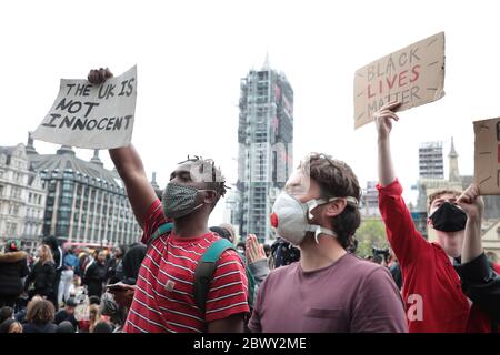 Londres, Royaume-Uni. 03ème juin 2020. Les manifestants noirs et blancs protestent sur la place du Parlement à Londres en solidarité avec les manifestations qui se produisent en Amérique à la suite du meurtre raciste de George Floyd en Amérique le mercredi 3 juin 2020. Photo de Hugo Philpott/UPI crédit: UPI/Alay Live News Banque D'Images