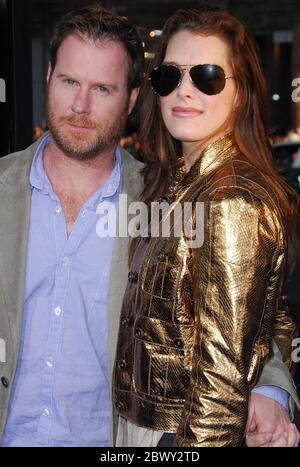 Brooke Shields et son mari Chris Henchy à la première de « Blades of Glory » à Los Angeles, qui s'est tenue au Mann's Chinese Theatre à Hollywood, Californie. L'événement a eu lieu le mercredi 28 mars 2007. Photo par: SBM / PictureLux- référence du fichier 34006-4267SBMPLX Banque D'Images