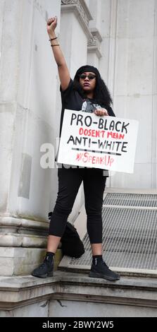 Londres, Royaume-Uni. 03ème juin 2020. Les manifestants noirs et blancs protestent sur la place du Parlement à Londres en solidarité avec les manifestations qui se produisent en Amérique à la suite du meurtre raciste de George Floyd en Amérique le mercredi 03 juin 2020. Photo de Hugo Philpott/UPI crédit: UPI/Alay Live News Banque D'Images