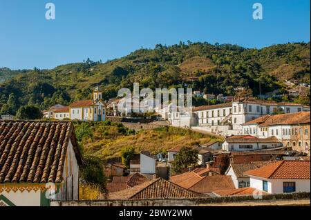 Vue sur l'église Dame de la Miséricorde et de la Miséricorde dans l'ancienne ville minière coloniale Ouro Preto, anciennement Vila Rica, une ville dans l'état de Minas Gerais, Bra Banque D'Images