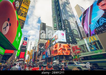 New York City/USA - 24 mai 2019 surpeuplée Times Square, l'une des attractions touristiques les plus visitées au monde. Vue sur la rue, architecture, lumineux billboa Banque D'Images