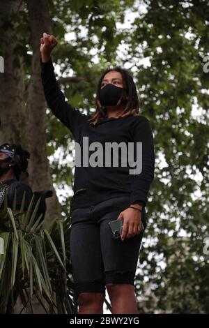 Londres, Royaume-Uni. 03ème juin 2020. Les manifestants noirs et blancs protestent sur la place du Parlement à Londres en solidarité avec les manifestations qui se produisent en Amérique à la suite du meurtre raciste de George Floyd en Amérique le mercredi 03 juin 2020. Photo de Hugo Philpott/UPI crédit: UPI/Alay Live News Banque D'Images