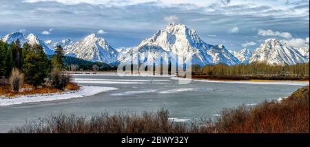 Le Mont Moran et la tour des montagnes Teton ont été enneigés au-dessus des eaux glacées d'Oxbow Bend lors d'une matinée hivernale froide dans le parc national de Grand Teton Banque D'Images
