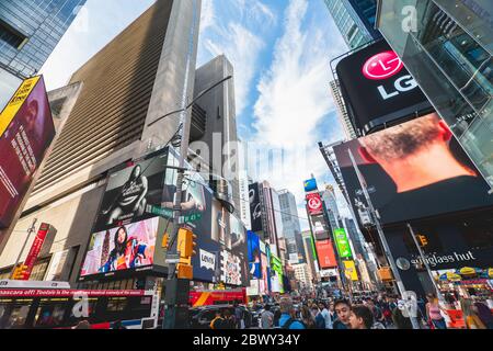 New York City/USA - 24 mai 2019 surpeuplée Times Square, l'une des attractions touristiques les plus visitées au monde. Vue sur la rue, architecture, lumineux billboa Banque D'Images