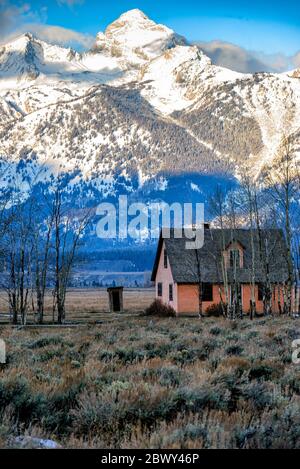 La maison historique en stuc et l'extérieur d'une place sur Mormon Row dans le parc national de Grand Teton Banque D'Images