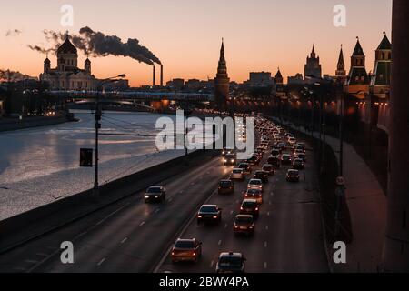 Moscou, Russie - Janvier 4, 2008 Soirée : vue sur le Kremlin, remblai gelé Moskva et le paysage urbain. Banque D'Images