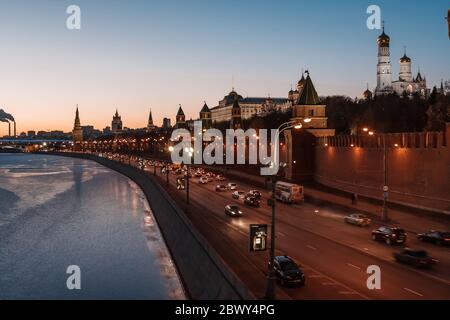 Moscou, Russie - Janvier 4, 2008 Soirée : vue sur le Kremlin, remblai gelé Moskva et le paysage urbain. Banque D'Images