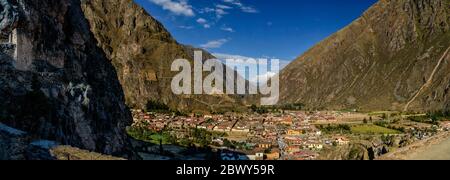 Vue sur la colline du Temple dans la ville d'Ollantaytambo et la vallée d'Urubamba au Pérou Banque D'Images