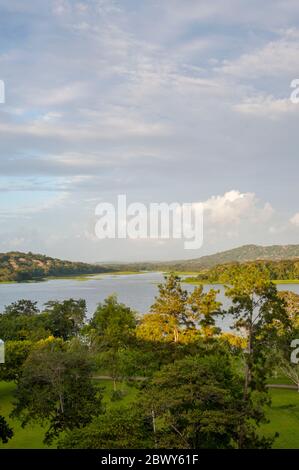 Vue sur la forêt tropicale et un lac depuis le Gamboa Rainforest Resort près de Panama City, Panama. Banque D'Images