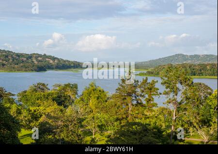 Vue sur la forêt tropicale et un lac depuis le Gamboa Rainforest Resort près de Panama City, Panama. Banque D'Images