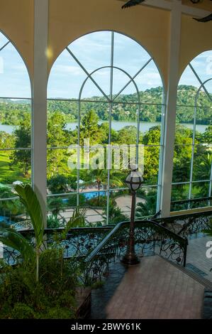 Vue sur la forêt tropicale depuis le hall du Gamboa Rainforest Resort près de Panama City, Panama. Banque D'Images