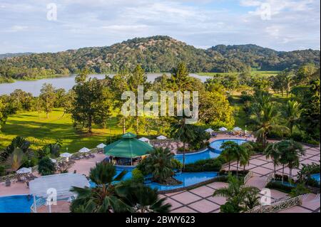 Vue sur la forêt tropicale et la piscine du Gamboa Rainforest Resort près de Panama City, Panama. Banque D'Images