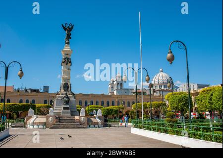 Le monument à la liberté sur la Plaza Libertad, dans la capitale de San Salvador, en El Salvador, a été érigé en 1911 pour commémorer la première indépendance Banque D'Images