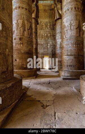 Hiéroglyphes sur les murs et les grandes capitales à tête de Hathor du Hall Hypostyle dans le Temple de Hathor, complexe du Temple de Dendera Banque D'Images