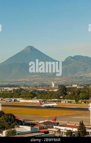 Vue sur l'aéroport international de la Aurora à Guatemala City au Guatemala avec le volcan Agua en arrière-plan. Banque D'Images