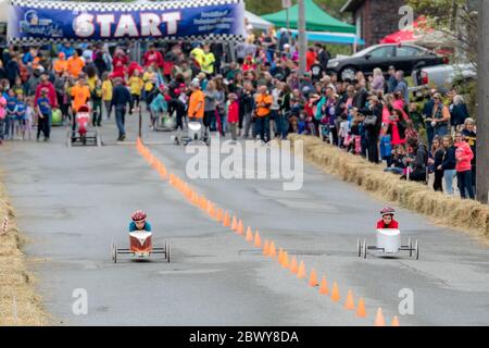 Saint John, Nouveau-Brunswick, Canada - le 26 mai 2018 : des enfants non identifiés participent au festival annuel de la boîte à savon pendant que les spectateurs regardent . Banque D'Images