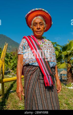 Portrait d'une femme maya plus ancienne en robe traditionnelle et adresse dans la ville de Santiago dans les hauts plateaux sud-ouest du Guatemala. Banque D'Images