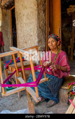 Une vieille femme maya tourne de la laine dans la ville de San Antonio, sur le lac Atitlan, dans les montagnes du sud-ouest du Guatemala. Banque D'Images