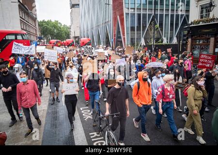 Londres, Royaume-Uni : 3 juin 2020 : les personnes noires comptent des manifestants avec des panneaux en provenance de Westminster, après la gare Victoria Banque D'Images