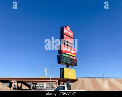 Van Horn, TX/USA - 2/24/20: Une station-service d'arrêt de camion pilote à Van Horn, Texas. Banque D'Images