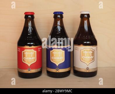 CHIMAY, BELGIQUE - VERS AVRIL 2020: Chimay bleu rouge et blanc bouteilles de bière Banque D'Images