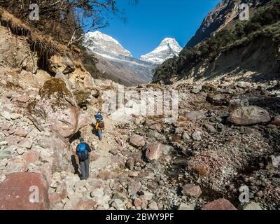 Népal. Partez à Mera Peak. Sentier de randonnée le long de la roche parsemée de la vallée d'Arun et de Hinka avec Peak 43 fournissant le drame visuel. Banque D'Images