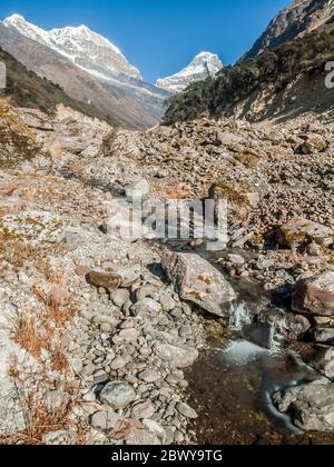 Népal. Partez à Mera Peak. Sentier de randonnée le long de la roche parsemée de la vallée d'Arun et de Hinka avec Peak 43 fournissant le drame visuel. Banque D'Images