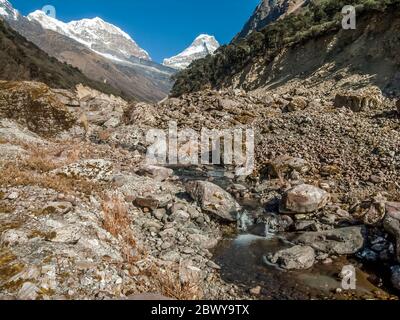 Népal. Partez à Mera Peak. Sentier de randonnée le long de la roche parsemée de la vallée d'Arun et de Hinka avec Peak 43 fournissant le drame visuel. Banque D'Images