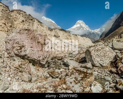 Népal. Partez à Mera Peak. Sentier de randonnée le long de la roche parsemée de la vallée d'Arun et de Hinka avec Peak 43 fournissant le drame visuel. Banque D'Images