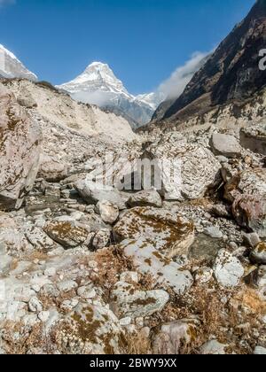 Népal. Partez à Mera Peak. Sentier de randonnée le long de la roche parsemée de la vallée d'Arun et de Hinka avec Peak 43 fournissant le drame visuel. Banque D'Images