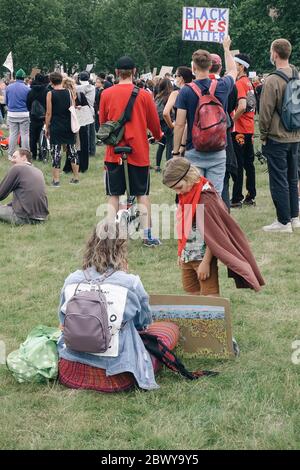 Des milliers de Black Lives comptent des manifestants qui défilent dans le West End de Londres, le 3 juin 2020. Banque D'Images