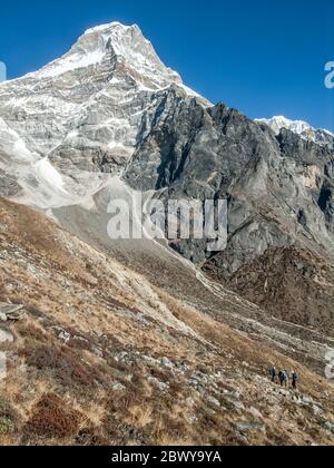 Népal. Partez à Mera Peak. Sentier de randonnée au-dessus des rochers parsemés de la vallée d'Arun et de Hinka avec Peak 43 qui offre le spectacle. Banque D'Images