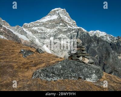 Népal. Partez à Mera Peak. Sentier de randonnée au-dessus des rochers parsemés de la vallée d'Arun et de Hinka avec Peak 43 qui offre le spectacle. Banque D'Images